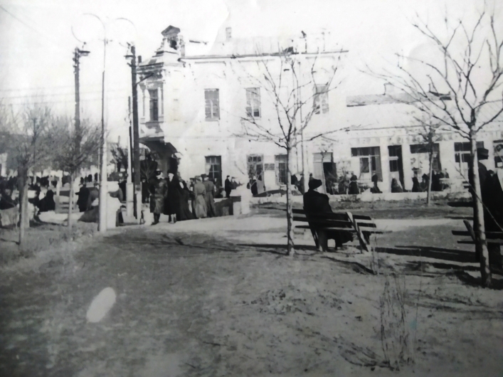Как выглядел сквер в историческом центре Мелитополя сразу после войны (фото)